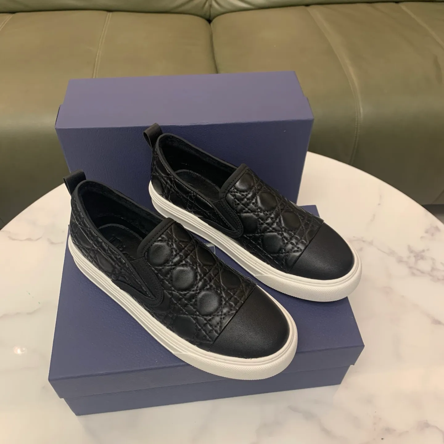 Men's men's shoes 💰400 [New style] 🧁🧁 Dior (velvet lining and leather lining are preferred when ordering) D's new product is on the market, full first-layer calfskin with embroidered classic diamond pattern D's craftsmanship, high-end and classy, ​​comfortable on the feet, versatile to wear, full of three-dimensional sense, available in 4 colors: black, coffee, gray and khaki, size: 39-44 (45 can be customized, cannot be returned)